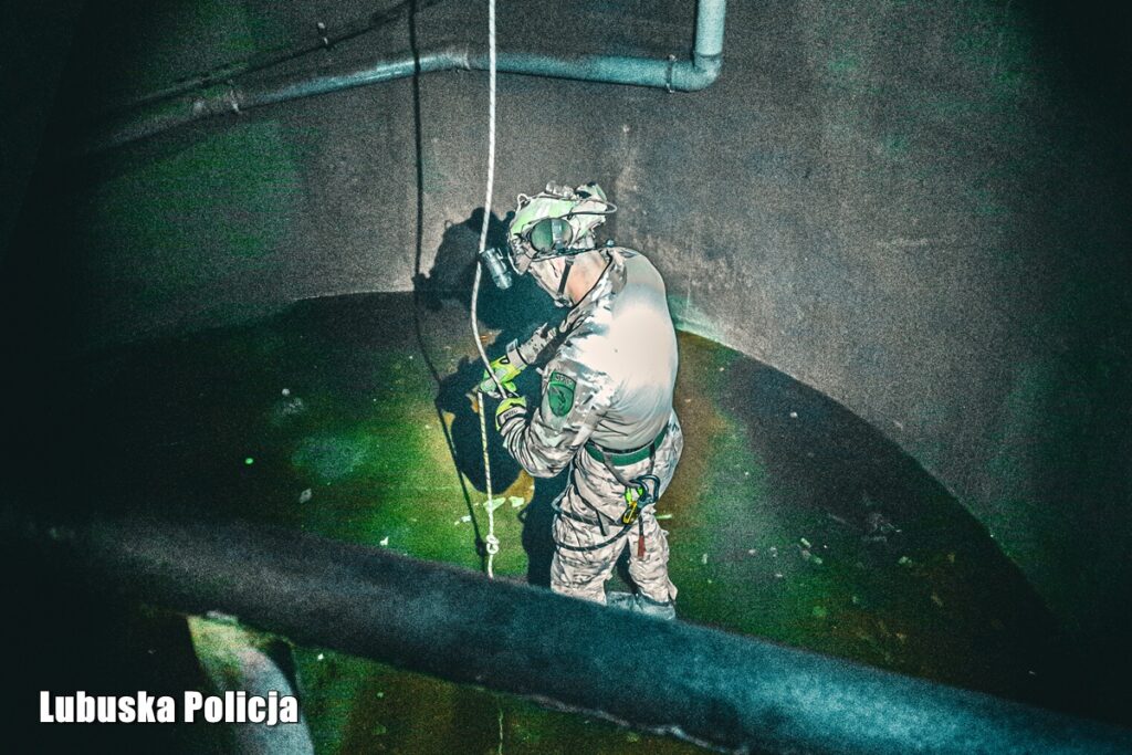 Operator zjeżdża na linie w obiekcie, scena w zielonkawym świetle