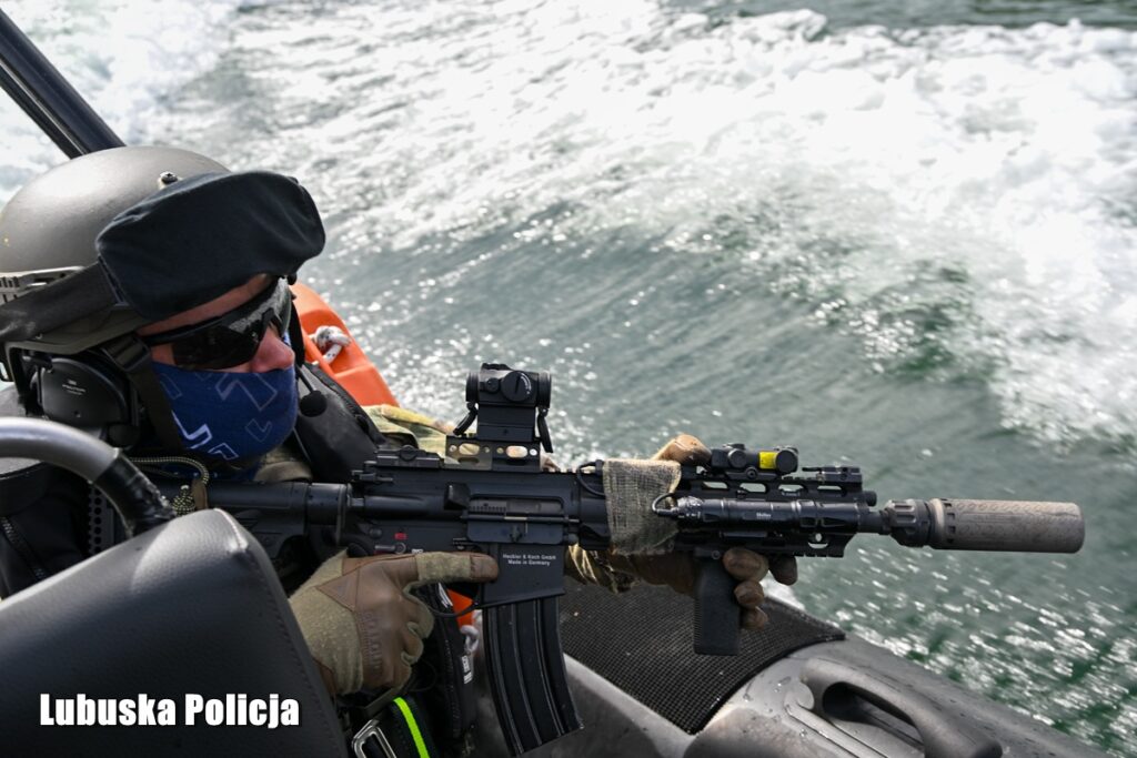 Operator celuje z karabinka z pokładu łodzi w ruchu