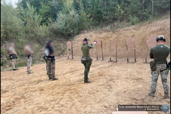 Siedem pododdziałów na jednej strzelnicy. Policyjnych kontrterrorystów uczyli instruktorzy po JWK