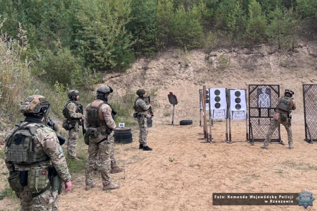 Operatorzy pododdziałów kontrterrorystycznych przy stanowiskach strzeleckich