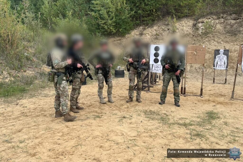 Ćwiczenie prowadzenia ognia w ruchu podczas szkolenia „Operator broni palnej”