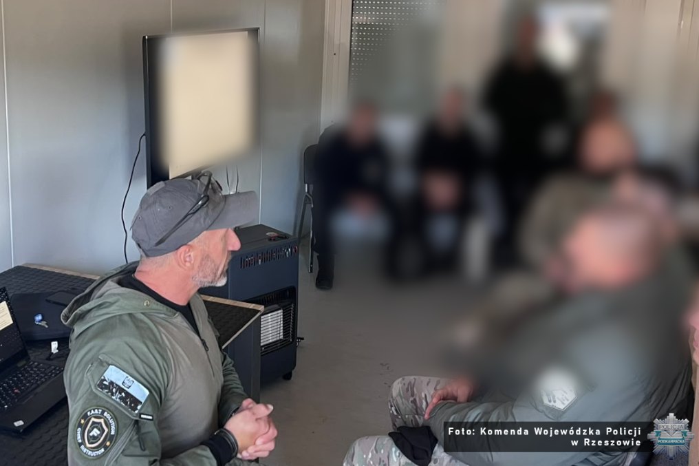 Policyjni kontrterroryści z siedmiu miast podczas wspólnego szkolenia strzeleckiego